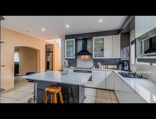 6 BEDROOM HOUSE FOR SALE IN PARKRAND